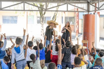 Patricia Médioga a conté à l'école primaire de l’étang à Cambuston